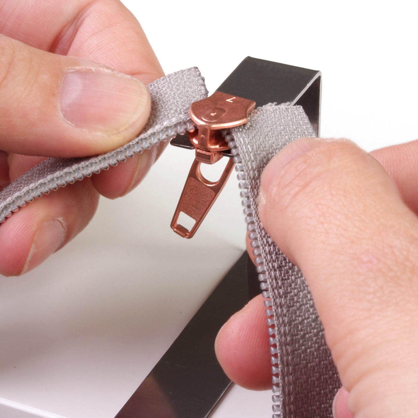 Müheloses Auffädeln: Wonder Zip - Zipper Einfädler für Reißverschlüsse!